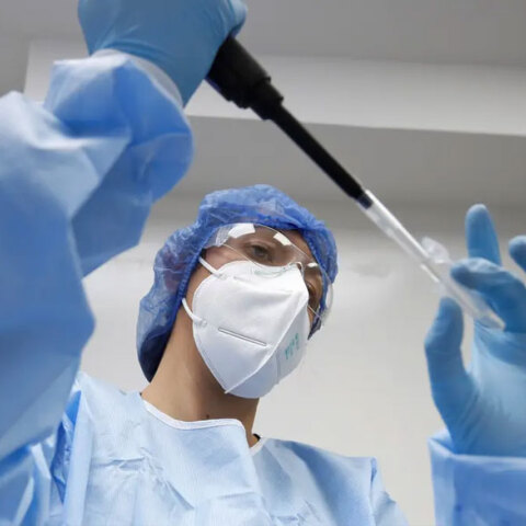 Υγειονομικός κάνει ελέγχους για κορωνοϊό σε νοσοκομείο (ΦΩΤΟ ΑΡΧΕΙΟΥ) - Αυξάνονται τα κρούσματα στην Ιταλία