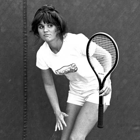 Η τραγουδίστρια Linda Ronstadt παίζει τένις