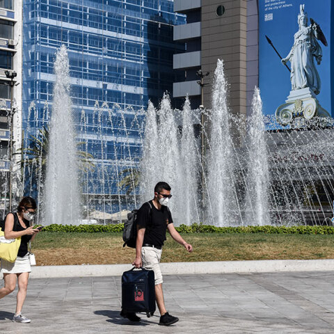 Τουρίστες στο συντριβάνι στην Ομόνοια (ΦΩΤΟ ΑΡΧΕΙΟΥ) - Ο ΕΟΔΥ ανακοίνωσε σήμερα Πέμπτη 15 Ιουλίου 2021 τα νέα κρούσματα κορωνοϊού στην Ελλάδα