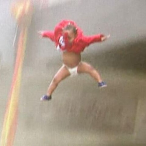 Το παιδί που έριξε η μητέρα του από κτίριο που είχε τυλιχθεί στις φλόγες