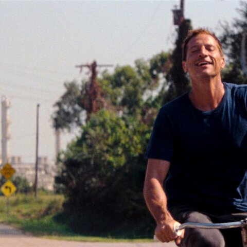 Άνδρας που κάνει ποδήλατο