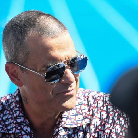 Ο τραγουδιστής Robbie Williams με γυαλιά ηλίου