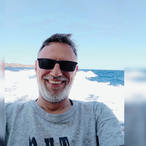 Ο Λεωνίδας Αντωνόπουλος, δηµοσιογράφος και διευθυντής του ραδιοσταθµού Kosmos 93,6 & 107,0