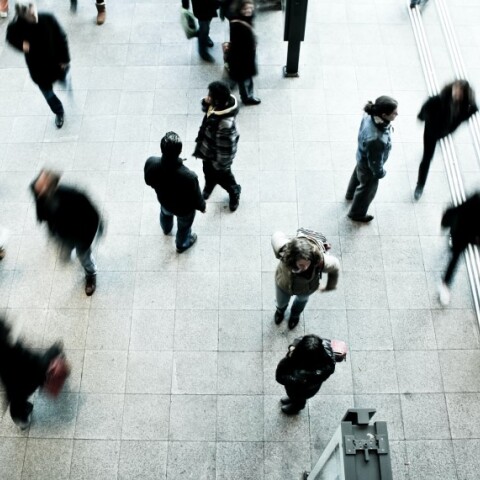 Άνθρωποι που περπατούν στην Αθήνα © Unsplash