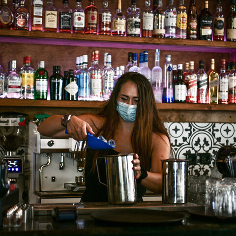 Εργαζόμενη σε μπαρ (ΦΩΤΟ ΑΡΧΕΙΟΥ) - Σε ισχύ τα νέα μέτρα στην εστίαση και στους χώρους διασκέδασης