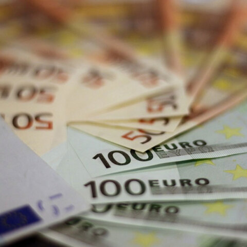 Χαρτονομίσματα ευρώ (ΦΩΤΟ ΑΡΧΕΙΟΥ) - Στην έκθεσή του το ΔΝΤ προβλέπει ανάπτυξη 3,3% εφέτος για την ελληνική οικονομία