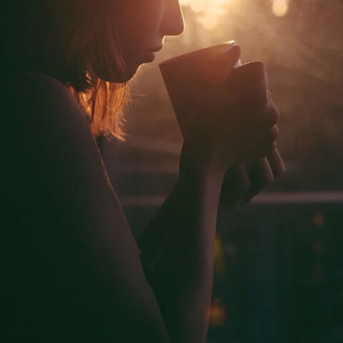 Κοπέλα πίνει ρόφημα (ΦΩΤΟ ΑΡΧΕΙΟΥ) - Ο ΕΟΦ προειδοποιεί για προϊόν αδυνατίσματος