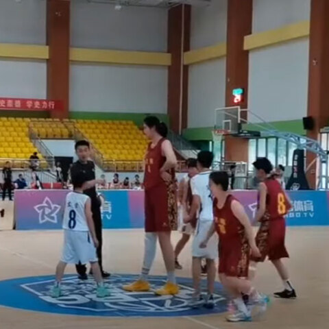 Η Ζανγκ Ζιγού (Zhang ZiYu) είναι 14 ετών, παίζει μπάσκετ και έχει ύψος 2,27 μ.