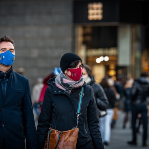 Κόσμος με μάσκες περπατάει στο Μιλάνο © Unsplash