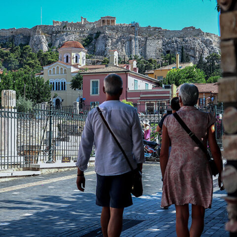 Πολίτες περπατούν στο Μοναστηράκι (ΦΩΤΟ ΑΡΧΕΙΟΥ) - Ο ΕΟΔΥ ανακοίνωσε τα νέα κρούσματα κορωνοϊού και το πού εντοπίστηκαν σήμερα Παρασκευή 16 Ιουλίου 2021
