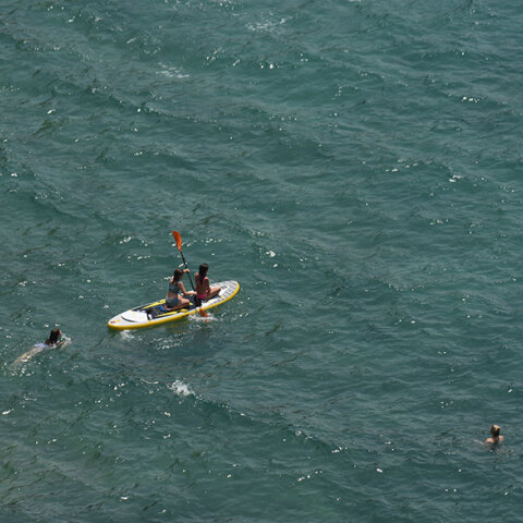 Λουόμενοι σε παραλία (ΦΩΤΟ ΑΡΧΕΙΟΥ) - Η Γερμανία βάζει την Ελλάδα στις «περιοχές κινδύνου» για τον κορωνοϊό