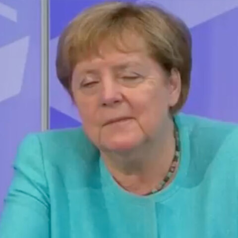 Η Άνγκελα Μέρκελ, Καγκελάριος της Γερμανίας, τη στιγμή που την παίρνει ο ύπνος σε τηλεδιάσκεψη