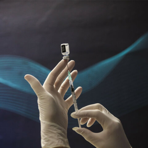 Υγειονομικός ετοιμάζει εμβόλιο για κορωνοϊό (ΦΩΤΟ ΑΡΧΕΙΟΥ) - Οι ανεμβολίαστοι κινδυνεύουν από τη μετάλλαξη Δέλτα, προειδοποιεί ο Ηλίας Μόσιαλος στη νέα του ανάρτηση στο Facebook