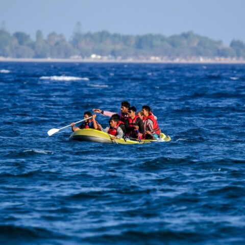 Mετανάστες σε φουσκωτό στη θάλασσα © EUROKINISSI