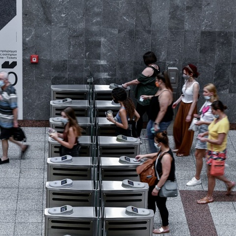 Επιβάτες του μετρό χτυπούν το εισιτήριο τους κατά την έξοδό τους από σταθμό