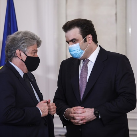Ο υπουργός Ψηφιακής Διακυβέρνησης, Κυριάκος Πιερρακάκης, και ο Ευρωπαίος Επίτροπος, Τιερί Μπρετόν