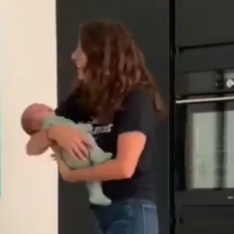 Η Πόπη Τσαπανίδου χορεύει με τον εγγονό της Έκτορα