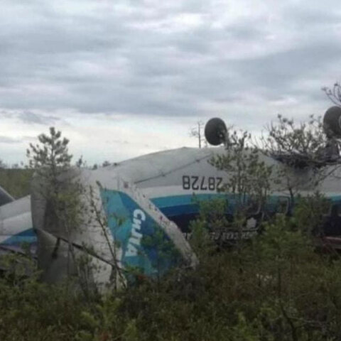 Το ρωσικό αεροσκάφος στη Σιβηρία που αναποδογύρισε μετά την ανώμαλη προσγείωση, όταν έσβησαν οι κινητήρες μετά την απογείωση