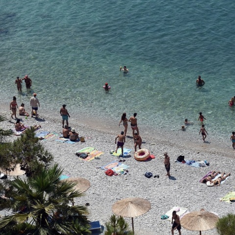 Καιρός: Οι υψηλές θερμοκρασίες οδηγούν τους πολίτες στην παραλία