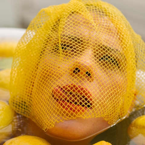 Η τραγουδίστρια Kovacs φορά στο κεφάλι δίχτυ από λεμόνια