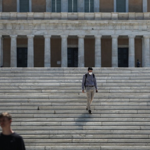 Πολίτης με μάσκα στο κέντρο της Αθήνας - Πλατεία Συντάγματος
