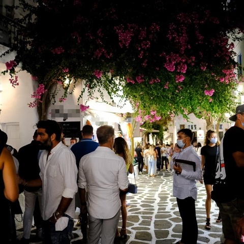 Πολίτες με μάσκα στα Ματογιάννια της Μυκόνου 