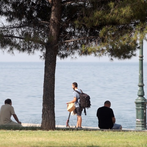 Πολίτες στην παραλία της Θεσσαλονίκης