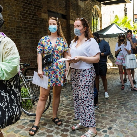 Πολίτες με μάσκα στη Βρετανία