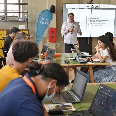 Καθηγητές και μαθητές σε σεμινάριο