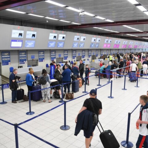 Αεροδρόμιο με κόσμο © Unspalsh