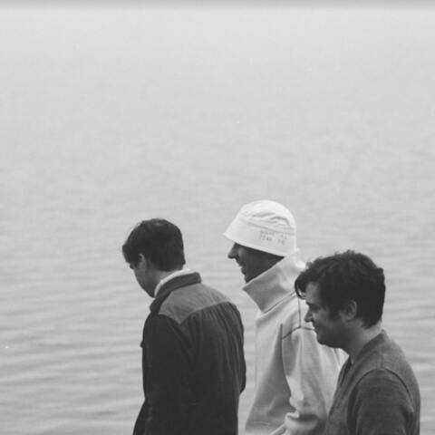 Το συγκρότημα badbadnotgood - Ασπρόμαυρη φωτογραφία που δείχνει τρεις άνδρες σε θάλασσα