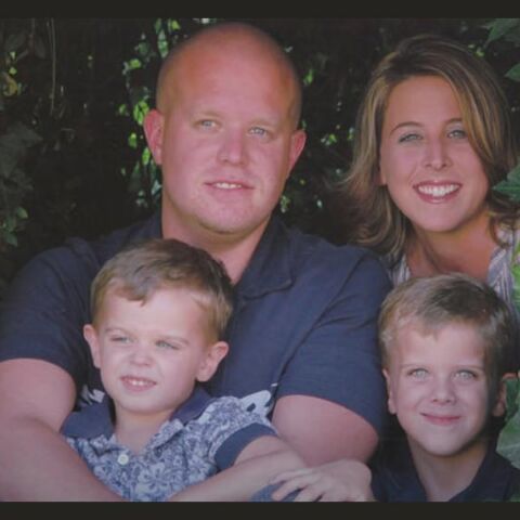 Ο Κρις (Κρίστοφερ) Κόλμαν με τη γυναίκα και τα δύο παιδιά τους