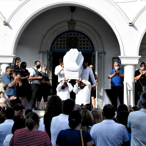 Φολέγανδρος - Γαρυφαλλιά: Σε λευκό φέρετρο η σορός της νεαρής κοπέλας