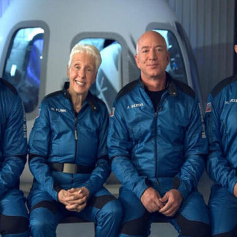 Ο Τζεφ Μπέζος, με τον αδελφό του Μαρκ, την 82χρονη Ουάλι Φανκ και τον 18χρονο Όλιβερ Ντίμεν ετοιμάζονται για το ταξίδι στο Διάστημα