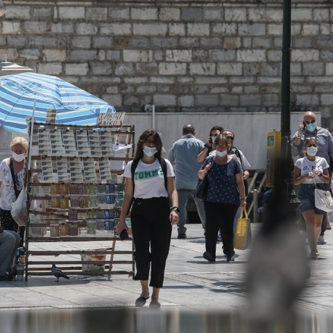 Πολίτες με μάσκα στο κέντρο της Αθήνας 