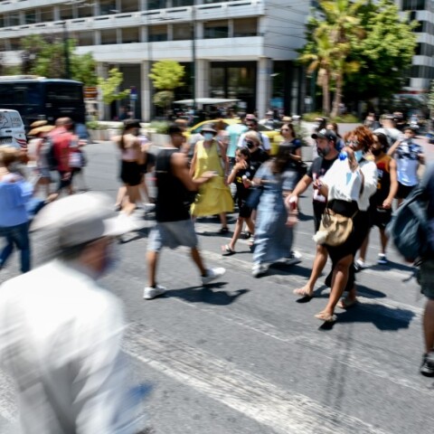 Στιγμιότυπο από το κέντρο της Αθήνας © EUROKINISSI / ΤΑΤΙΑΝΑ ΜΠΟΛΑΡΗ -  Η κατανομή των νέων κρουσμάτων κορωνοϊού στην Αττική που ανακοίνωσε ο ΕΟΔΥ σήμερα 20/7