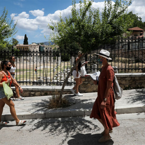 Πολίτες με μάσκα στο κέντρο της Αθήνας (ΦΩΤΟ ΑΡΧΕΙΟΥ) - «Έκρηξη» του ιικού φορτίου σε Αττική και Θεσσαλονίκη δείχνουν οι μετρήσεις στα λύματα