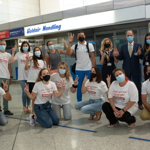 Η Κωτσόβολος και οι εθελοντές του βρέθηκαν στο αεροδρόμιο «Ελευθέριος Βενιζέλος» και μετέφεραν ευχές στους Έλληνες αθλητές στίβου