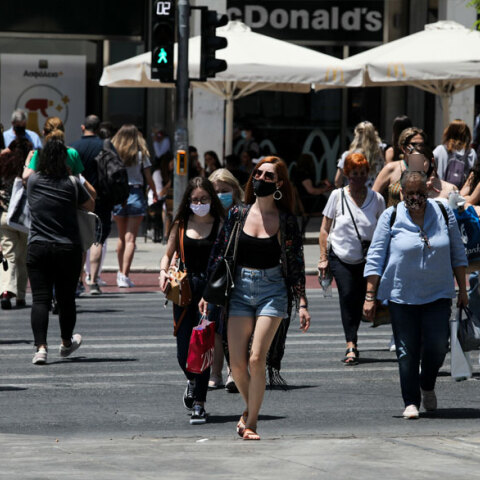 Πολίτες με μάσκα διασχίζουν τη διάβαση πεζών στο Σύνταγμα (ΦΩΤΟ ΑΡΧΕΙΟΥ) - Ο ΕΟΔΥ ανακοίνωσε τα νέα κρούσματα κορωνοϊού σήμερα Τρίτη 20 Ιουλίου 2021