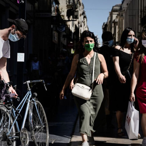 Πολίτες με μάσκα για τον κορωνοϊό (ΦΩΤΟ ΑΡΧΕΙΟΥ) - Τέλος η υποχρεωτική χρήση της στη Γαλλία για όσους έχουν υγειονομικό πιστοποιητικό