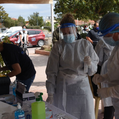 Υγειονομικοί ετοιμάζουν rapid test για κορωνοϊό σε πολίτες (ΦΩΤΟ ΑΡΧΕΙΟΥ) - Ο ΕΟΔΥ ανακοίνωσε τα σημεία που διενεργούνται δωρεάν την Τετάρτη 21 Ιουλίου 2021