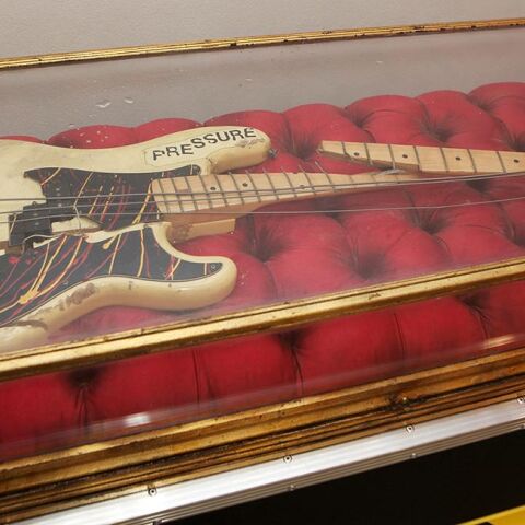 Το περίφημο μπάσο των Clash στο Μουσείο του Λονδίνου