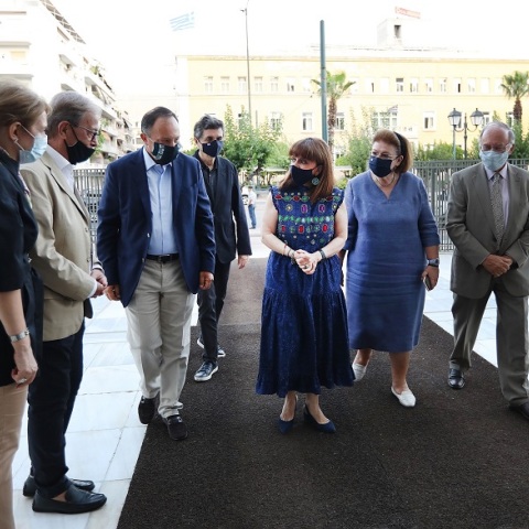 Την Πρόεδρο της Δημοκρατίας, κ. Κατερίνα Σακελλαροπούλου, υποδέχεται στο Μέγαρο η Υπουργός Πολιτισμού και Αθλητισμού κ. Λίνα Μενδώνη, μαζί με τον πρόεδρο του Μεγάρου Μουσικής Αθηνών, κ. Νικόλαο Πιμπλή