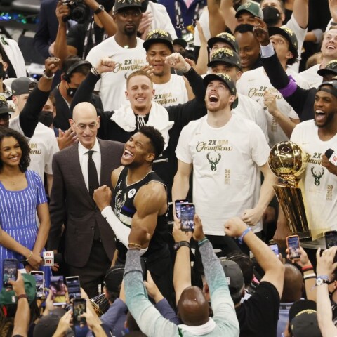 Guardian, New York Times και Washington Post αποθεώνουν τον Γιάννη Αντετοκούνμπο  © EPA / TANNEN MAURY