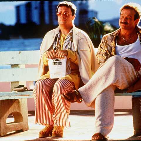 Άνδρες που κάθονται σε παγκάκι