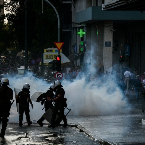 Στιγμιότυπο από την ένταση στη συγκέντρωση αντιεμβολιαστών στο Σύνταγμα