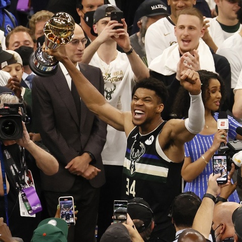 Ο Γιάννης Αντετοκούμπο πανηγυρίζει μετά τους τελικούς του NBA
