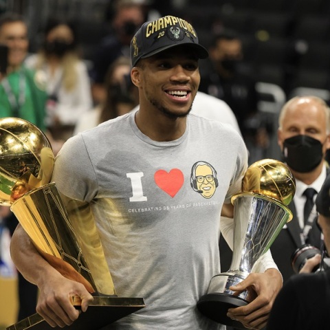 Η ιστορία πίσω από την μπλούζα του Γιάννη Αντετοκούνμπο