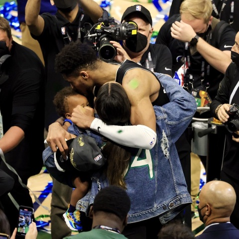 Ο Γιάννης Αντετοκούνμπο στην αγκαλιά της Μαράια και του Λίαμ Τσαρλς