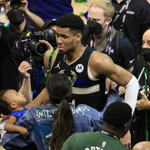 Ο Γιάννης Αντετοκούμπο κάνεις δηλώσεις στις κάμερες μετά τους τελικούς του NBA